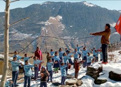 भूकम्पले विद्यालय चिराचिरा भएपछि बाजुरामा हिउँमाथि पढाइ
