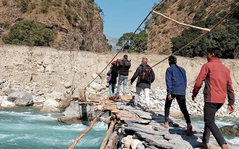 वर्षामा भत्किएको पुल अझै बनेन