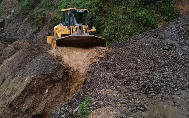 दार्चुलामा पहिरो : महाकाली राजमार्ग अवरुद्ध