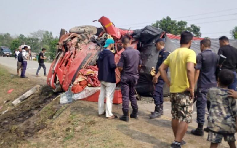 कैलालीमा बस र ट्रक एक आपसमा ठोक्किँदा दुर्घटना: १८ जना घाईते