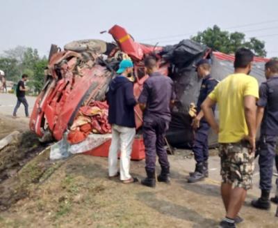 कैलालीमा बस र ट्रक एक आपसमा ठोक्किँदा दुर्घटना: १८ जना घाईते