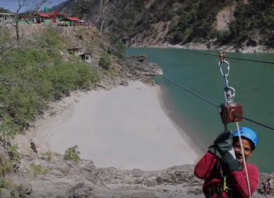  चिसापानी एडभेञ्चर रिसोर्टले सञ्चालनमा ल्याएको जिपलाइन सेवा 