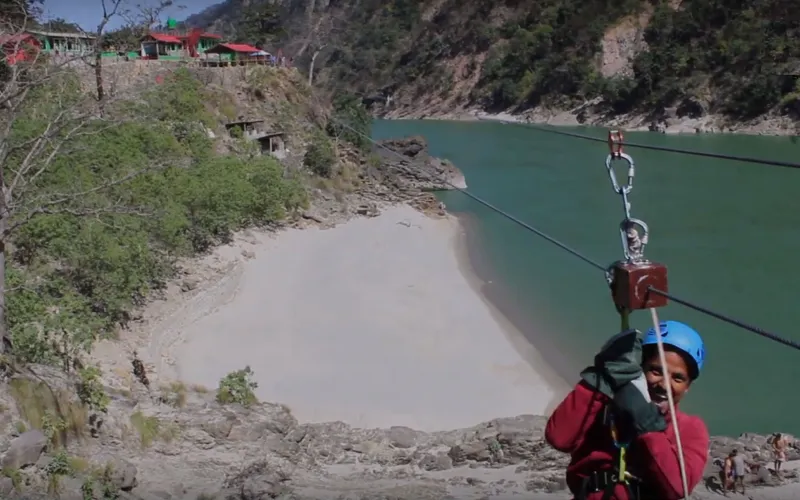 चिसापानी एडभेञ्चर रिसोर्टले सञ्चालनमा ल्याएको जिपलाइन सेवा