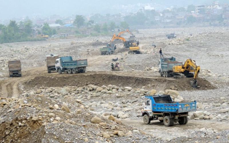 नदीजन्य पदार्थ उत्खनन्को ठेक्का लगाउँदै कैलालीका स्थानीय तह