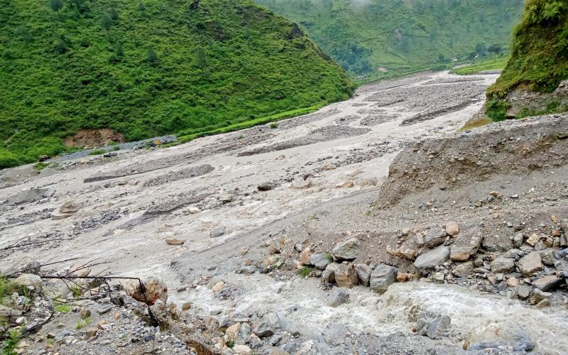 आकाश हेरेर सुत्ने समय यकिन गर्छन बझाङका बाढी पिडित