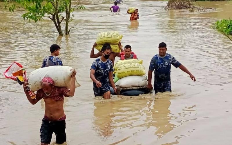 कैलालीका बाढी प्रभावितलाई नगद सहयोग वितरण गरिदै