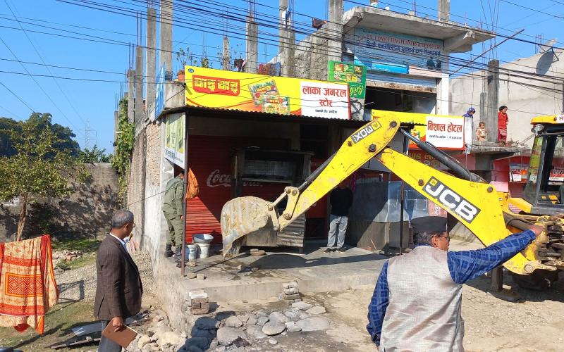 गोदावरी नगरपालिकाले पनि चलायो अवैध संरचनामा डोजर, मेयर आफै फिल्डमा