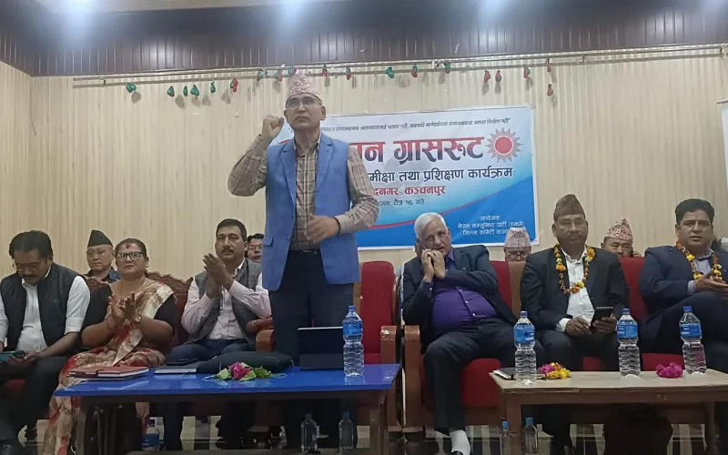 कैलाली। नेकपा एमालेका उपाध्यक्ष विष्णु पौडेलले कञ्चनपुरमा पार्टीभित्रको आन्तरिक द्वन्द्वले निर्वाचनमा पराजय भोग्नु भएको बताएका छन् । एमालेले सञ्चालन गरेको मिसन ग्रासरुटको कञ्चनपुरस्तरीय समीक्षा तथा कार्यकर्ता प्रशिक्षण कार्यक्रमलाई सम्बोधन गर्दै उनले पार्टीभित्रको अन्तर्विरोधलाई समयमै व्यवस्थापन गर्नुपर्ने बताए ।  ADVERTISEMENT  एमालेलाई कुनै पनि राजनीतिक दलले चुनावमा हराउन सक्दैन, एमालेलाई एमालेले नै चुनाव हराइरहेको छ’, उपाध्यक्ष पौडेलले भने, ‘कञ्चनपुरमा अन्तर्विरोधले चुनाव हारिएको हो । यसलाई समयमै व्यवस्थ