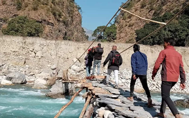 वर्षामा भत्किएको पुल अझै बनेन