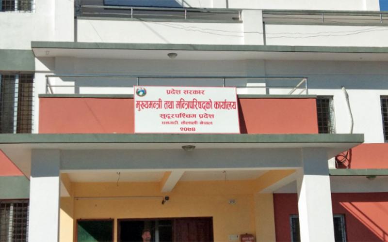 कर्मचारीहरु मन्त्रीकहाँ धाउदै