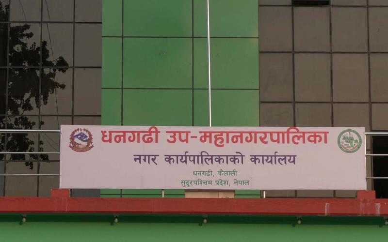 धर्नामा रहेका धनगढीका स्वास्थ्यकर्मी कालोपट्टीबाँधेर काममा फर्किने