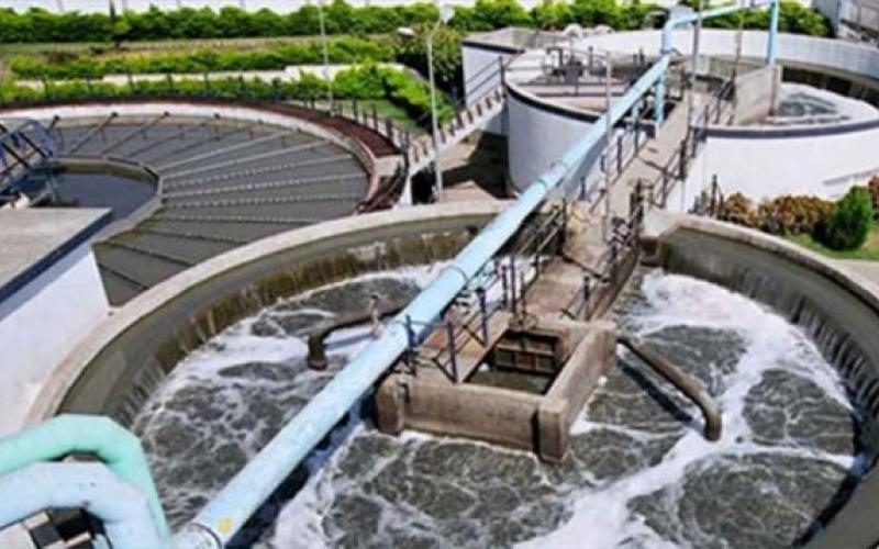 टीकापुर। कैलालीको टीकापुरस्थित मानव मलमूत्र व्यवस्थापन केन्द्रमा करिब एक वर्षमा ४५ ट्याङ्कर मलमूत्र पु¥याइएको छ । विसं २०७८ मा सुरु भएको केन्द्रमा एक वर्षमा उक्त परिमाणमा मलमूत्र व्यवस्थापनलाई ल्याइएपछि एकपटक पनि प्रशोधन गरिएको छैन । ADVERTISEMENT प्रशोधन प्रक्रिया सुरु हुन आवश्यक मलमूत्र नआएपछि प्रशोधन प्रक्रियाबाट मलमूत्र छान्ने काम अलपत्र परेको छ । केन्द्र अलपत्र पर्न थालेपछि यतिखेर परामर्शदाताका कर्मचारीले नगरपालिका र निजी सङ्कलक ट्याङ्कर चालकसँग छलफल थालेका छन् । सञ्चालन भएको दुई वर्षसम्म निर्माण कम्
