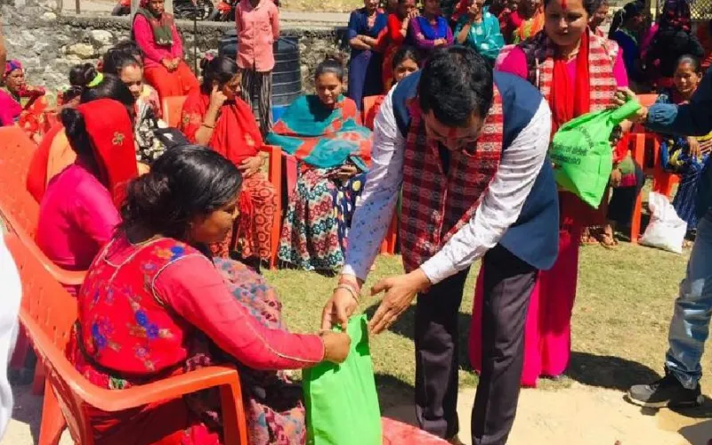 डोटीमा सुत्केरी महिलालाई उपमेयरको कोसेली