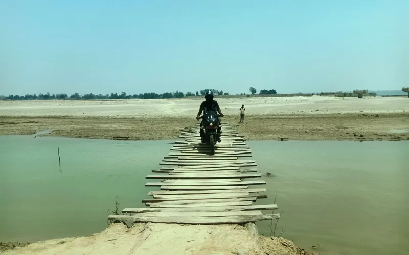 पैसा तिरेर नदी तर्दै लालझाडीवासी