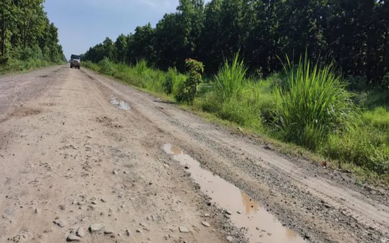 कञ्चनपुरमा हुलाकी सडक निर्माणमा ठेकेदारको ढिलासुस्ती र लापरबाही