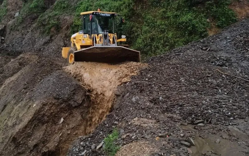 दार्चुलामा पहिरो : महाकाली राजमार्ग अवरुद्ध