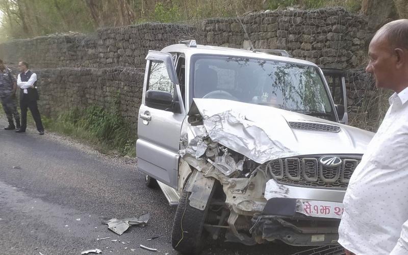  कैलालीका सिडियोको गाडी मिनी बस सँग ठोक्किएर दुर्घटना  