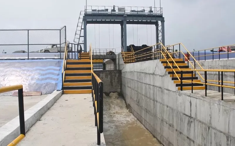 कञ्चनपुर। कञ्चनपुरको महेन्द्रनगरस्थित महाकाली सिँचाइ आयोजनाले तेस्रो चरणको मूल नहरमा परीक्षणका लागि पानी छोड्ने तयारी गरेको छ । आयोजनाले आज ब्रह्मदेवदेखि फुलेलीसम्म २७ किलोमिटर मूल नहरमा पानी परीक्षण गर्न लागेको महाकाली सिँचाइ तेस्रो चरण आयोजनाका सिनियर डिभिजनल इन्जिनियर शम्भुराज पण्डितले जानकारी दिए।    “मूल नहरमा तीनदेखि दश क्युसेकसम्म पानी छोड्ने तयारी छ”, उनले भने । नहरमा पानी छोड्ने भएकोले सो क्षेत्रका बासिन्दालाई आफ्ना बालबालिका, चौपायालगायतको सुरक्षामा ध्यान दिन आग्रह गरेको छ। गत वर्ष टनकपुर ब्यारेजब