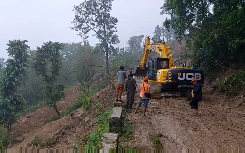 भीमदत्त राजमार्ग अझै खुलेन, पहिरो आउने क्रम नरोकिएपछि समस्या