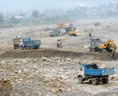 नदीजन्य पदार्थ उत्खनन्‌को ठेक्का लगाउँदै कैलालीका स्थानीय तह