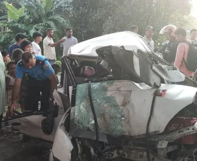 तीव्र गतिमा रहेको कार रुखमा ठोक्किँदा दुर्घटना, दुई जनाको मृत्यु, चार घाइते