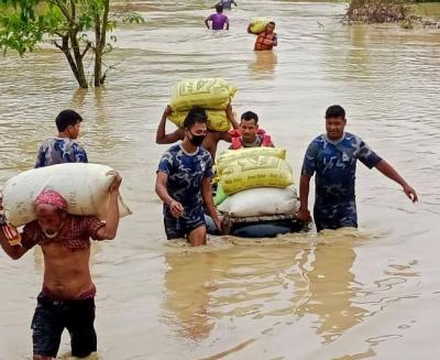 कैलालीका बाढी प्रभावितलाई नगद सहयोग वितरण गरिदै