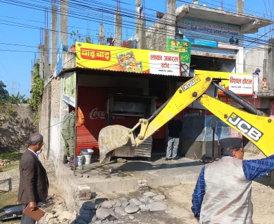 गोदावरी नगरपालिकाले पनि चलायो अवैध संरचनामा डोजर, मेयर आफै फिल्डमा