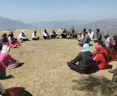 जनप्रतिनिधि र वडाबासीहरु बिद्यालय संचालन बारे छलफल गर्दै ।