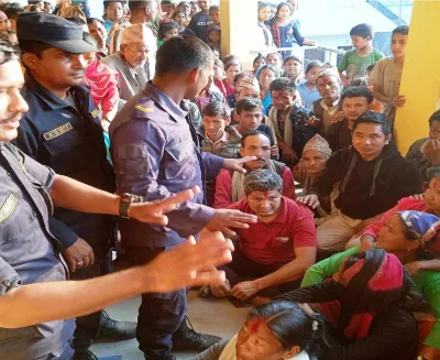 कैलालीको मोहन्याल गाँउ सभामा ढुङ्गा मुडा, वडा अध्यक्ष र सदस्य घाइते